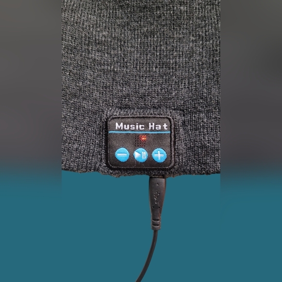 ~ NEW ~ BLUETOOTH WIRELESS MUSIC BEANIE WITH CHARGER ~ ONE SIZE UNISEX - Picture 4 of 7
